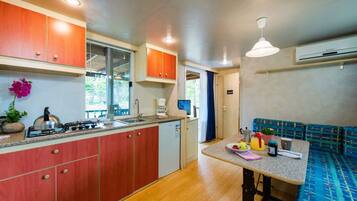 Frigorifero, piano cottura, macchina per tè/caffè