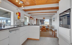 Fridge, stovetop, dishwasher, coffee/tea maker - Stunning home in Fanø with WiFi (Fanø)