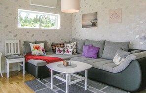 TV - 3 bedroom beautiful home in Bolmsö (Bolmsö)