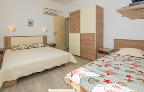 5 bedrooms, in-room safe, free WiFi, bed sheets