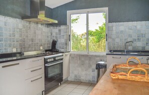 Frigorífic, microones, placa de cuina i rentaplats 