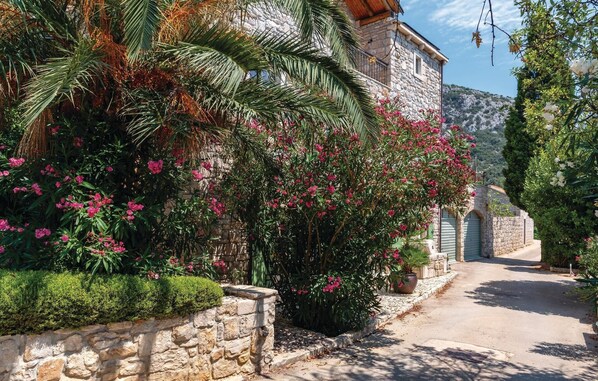 Property grounds - 2 bedroom amazing home in Podobuce (Podobuce)