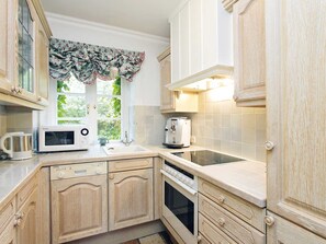 Køleskab, ovn, opvaskemaskine, kaffe-/temaskine