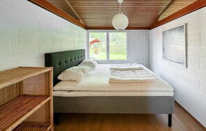 3 bedrooms, travel crib, free WiFi - Awesome home in Græsted with WiFi (Græsted)