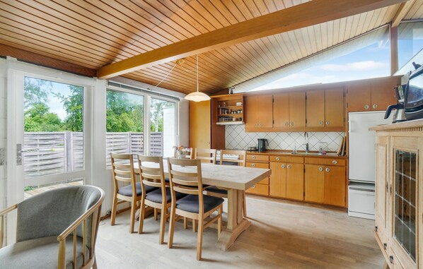Fridge, stovetop, dishwasher, coffee/tea maker - Awesome home in Græsted with WiFi (Græsted)