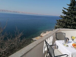 تناول الطعام بالخارج