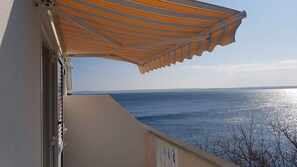 Property grounds - Holiday apartment near the sea (Barić Draga)