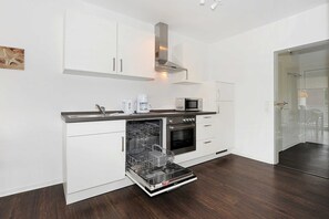 Kühlschrank, Mikrowelle, Ofen, Geschirrspüler