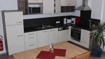 Kühlschrank, Mikrowelle, Ofen, Herdplatte