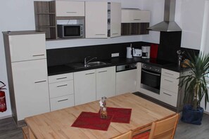 冰箱、微波炉、烤箱、炉灶