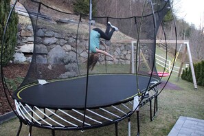 Trampolin im Garten