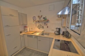 Jääkaappi, mikroaaltouuni, uuni, astianpesukone