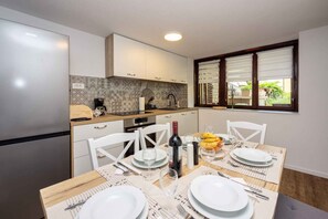 Frigorifero, forno, piano cottura, lavastoviglie