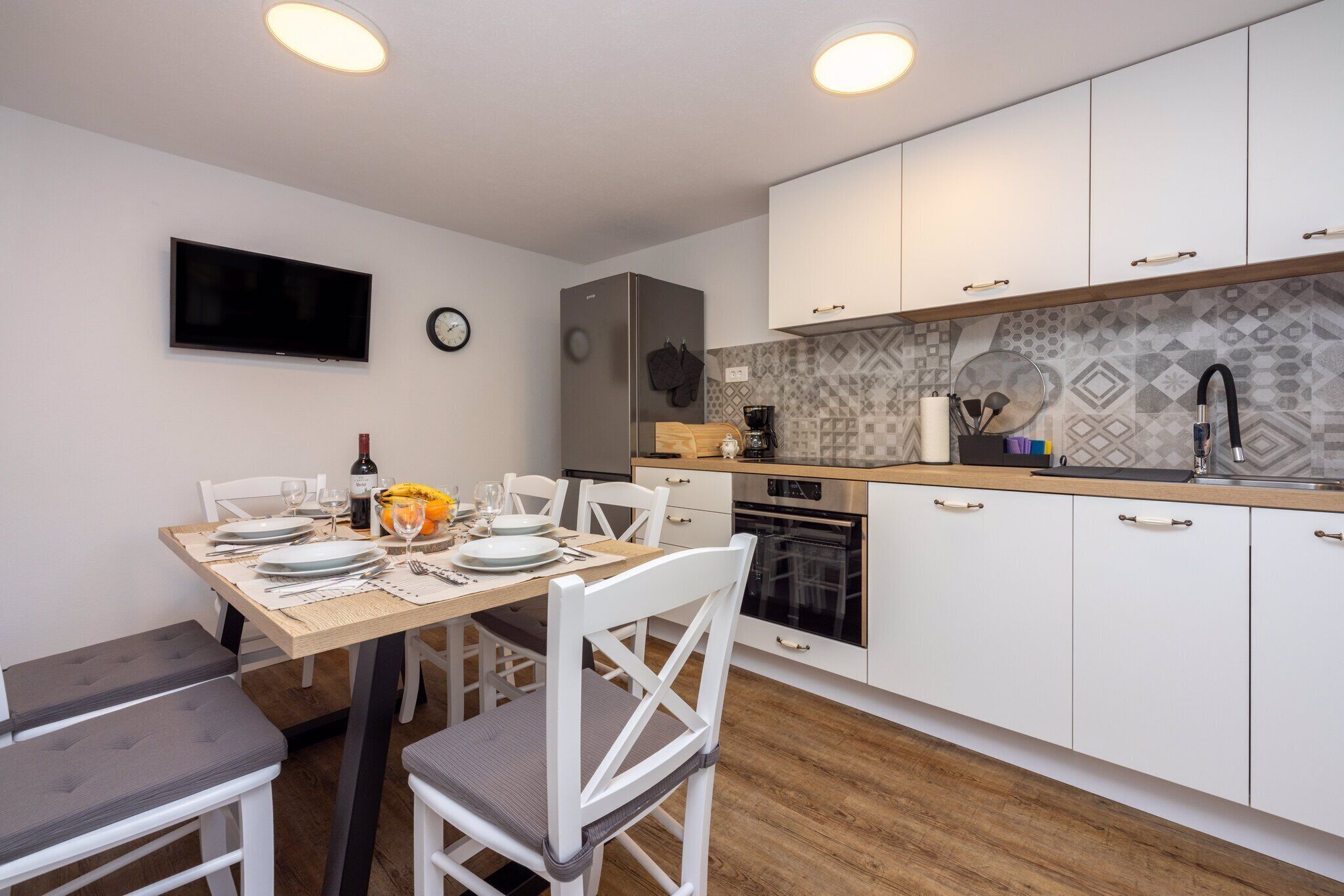 Fridge, oven, stovetop, dishwasher