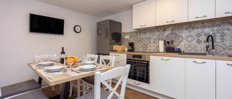 Coffee/tea maker, fridge, stovetop, dishwasher