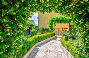 Property grounds - Holiday apartment with balcony (Selce)