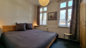 2 soverom, safe på rommet, strykejern/-brett og reiseseng for barn