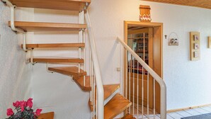 A wooden staircase with a white railing leading to a door with a 'Willkommen' sign. - Ferienhaus 18 in Thalfang (Thalfang)