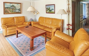 TV, DVD player, stereo - 3 bedroom gorgeous home in Broakulla (Broakulla)