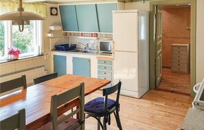 Kylskåp, mikrovågsugn, spishäll och kaffe- och tebryggare