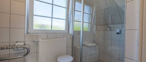 Een douche, een haardroger, handdoeken