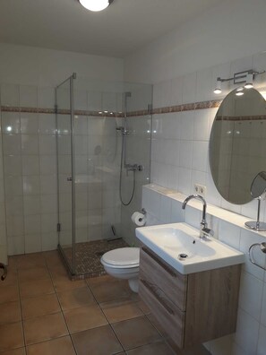 Dusche, Haartrockner, Handtücher