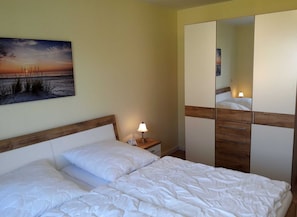 3 bedrooms, travel crib, WiFi, bed sheets