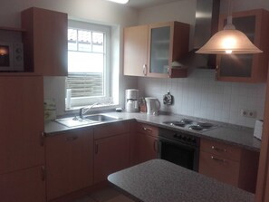 Kühlschrank, Mikrowelle, Ofen, Geschirrspüler