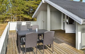 Outdoor dining - Amazing home in ålbæk with WiFi (Ålbæk)