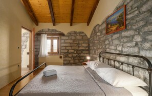 2 bedrooms, free WiFi, bed sheets - 2 bedroom amazing home in Visnjan (Visnjan)