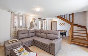 TV - 2 bedroom amazing home in Visnjan (Visnjan)