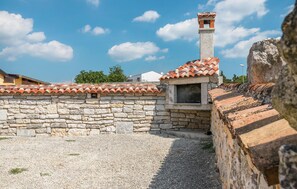 Property grounds - 2 bedroom amazing home in Visnjan (Visnjan)