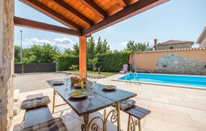 Outdoor dining - 2 bedroom amazing home in Visnjan (Visnjan)