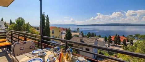 屋外ダイニングエリア