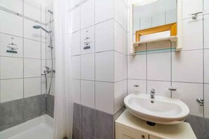 Bathroom - Holiday apartment with balcony and air conditioning (Crikvenica)