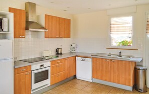 Réfrigérateur, micro-ondes, plaque de cuisson, lave-vaisselle