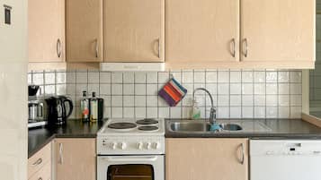 Jääkaappi, liesi, astianpesukone, kahvin-/teenkeitin