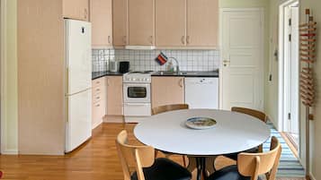 Jääkaappi, liesi, astianpesukone, kahvin-/teenkeitin