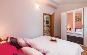 3 chambres, fer et planche Ă repasser, lit parapluie, accĂšs Internet