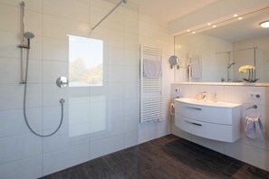 Dusche, Haartrockner, Handtücher, Seife