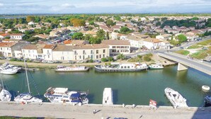 A riverside town with a hotel named "HOTEL DES CROISADES" and a bridge connecting two areas. - Beautiful home in Aigues-Mortes with WiFi (Aigues-Mortes)