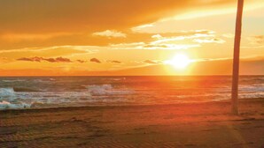A sunset over the ocean with waves crashing onto the shore. - Beautiful home in Aigues-Mortes with WiFi (Aigues-Mortes)