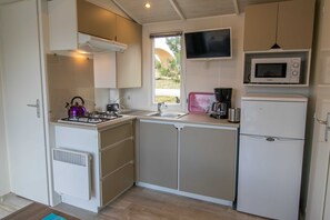 Fridge, microwave, coffee/tea maker, electric kettle