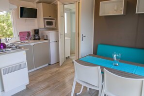 Kühlschrank, Mikrowelle, Wasserkocher mit Kaffee-/Teezubehör