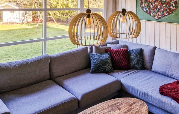 TV, fireplace - Cozy home in Spøttrup with sauna (Spøttrup)