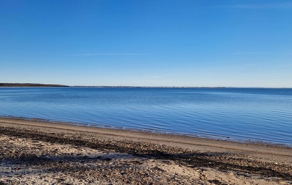 A beach with calm water and a clear sky. - Cozy home in Spøttrup with sauna (Spøttrup)