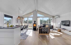 Smart TV, fireplace, DVD player - Amazing home in Harboøre with sauna (Harboøre)