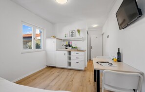 5 bedrooms, travel crib, free WiFi, bed sheets - Beautiful home in Primosten (Primosten)