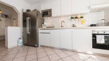 Réfrigérateur, plaque de cuisson, lave-vaisselle, cafetiÚre/bouilloire