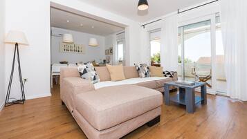 Smart TV, fireplace, DVD player, stereo